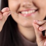 歯医者は絶対やっている！デンタルフロスで虫歯や歯周病を防ぐ方法